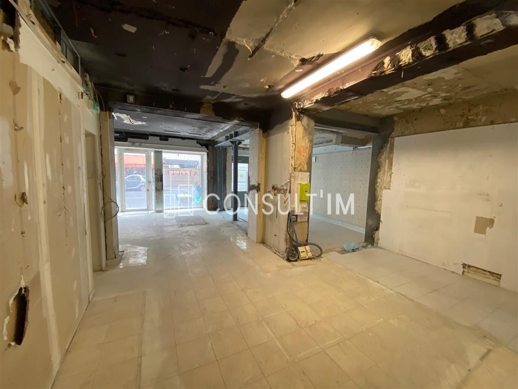 LOCATION PURE rue de Sèvres, une boutique de 84m² avec linéaire de vitrine de 9m