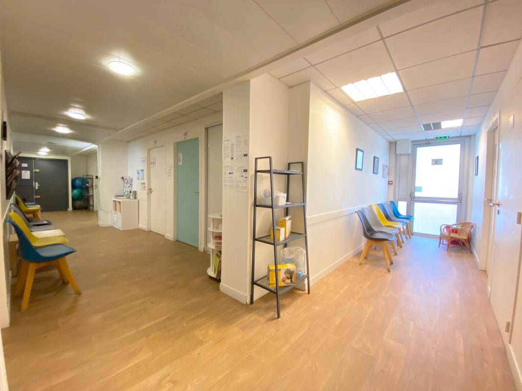 Locaux à louer de 220m² divisibles par bureau. Accès PMR - ERP 5 -Spécialisés pour des professions médicales. Location au bureau. Immeuble récent de bureaux, plateau entièrement cloisonné jusqu'à 11 bureaux avec leur point d'eau privatif