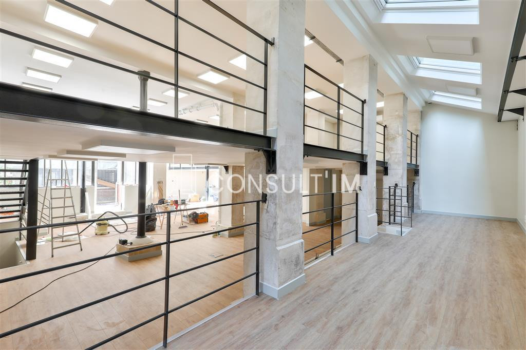 Bureaux rénovés style atelier / loft avec très belle hauteur sous-plafond