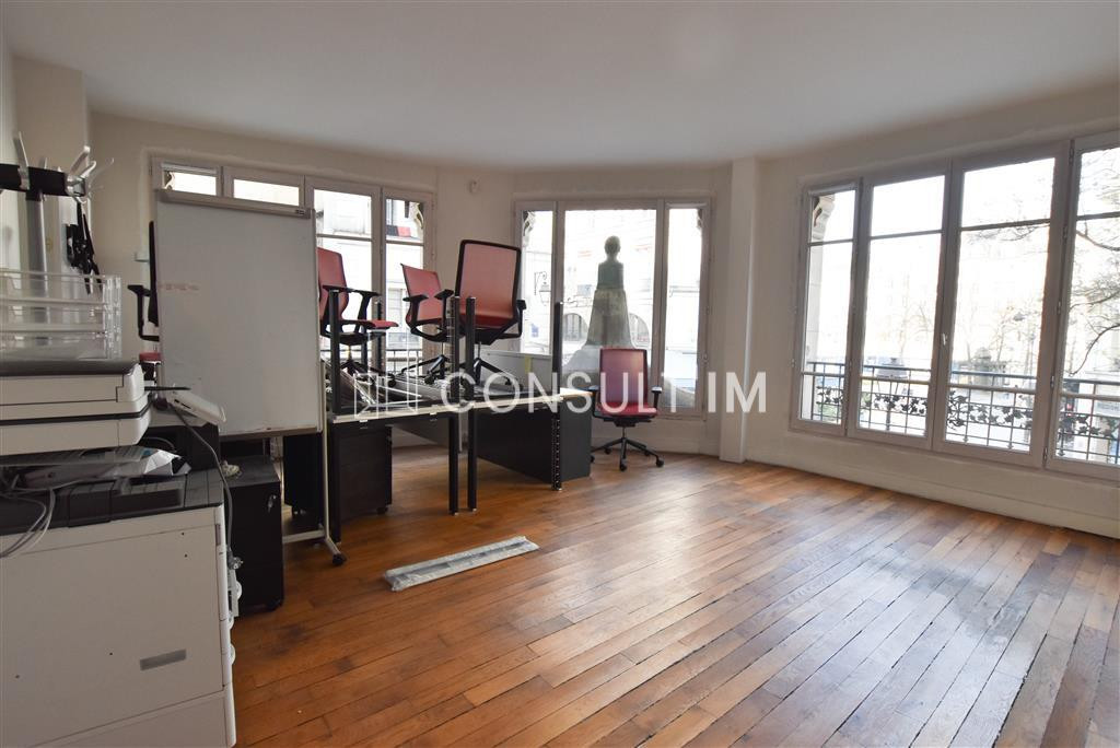 A proximité direct de Châtelet / Les Halles, bureaux à louer sur parquet