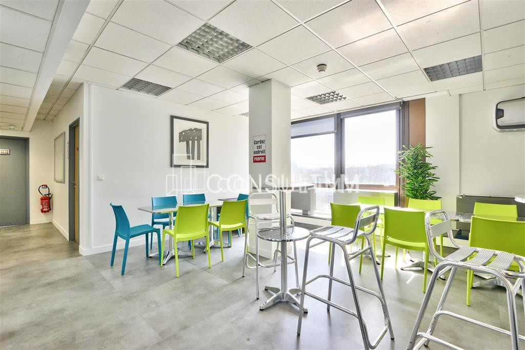 Au pied du Pont de St Cloud, beau plateau lumineux de 1260 m² à louer