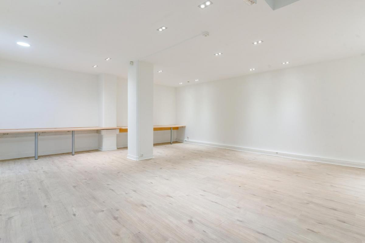 A vendre Local commercial idéalement situé , Paris 9 refait à neuf