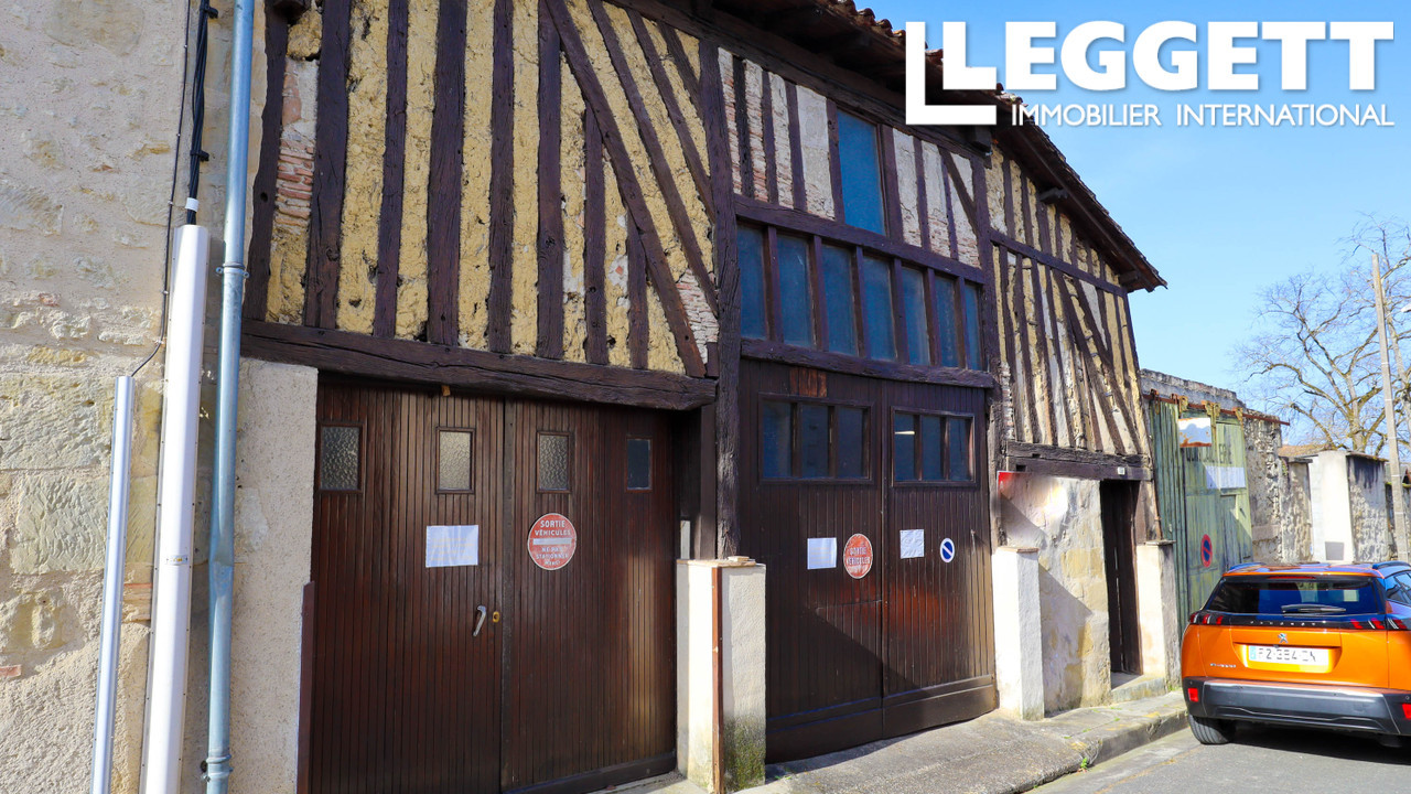 Ancien bâtiment actuellement utilisé come entrepot et  garage - pourrait être rénové