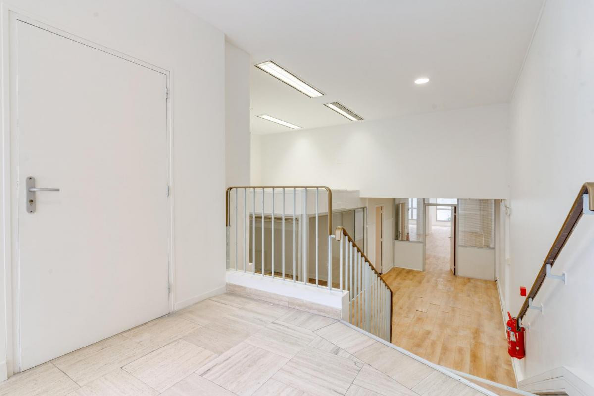 A vendre Local commercial idéalement situé , Paris 9 refait à neuf