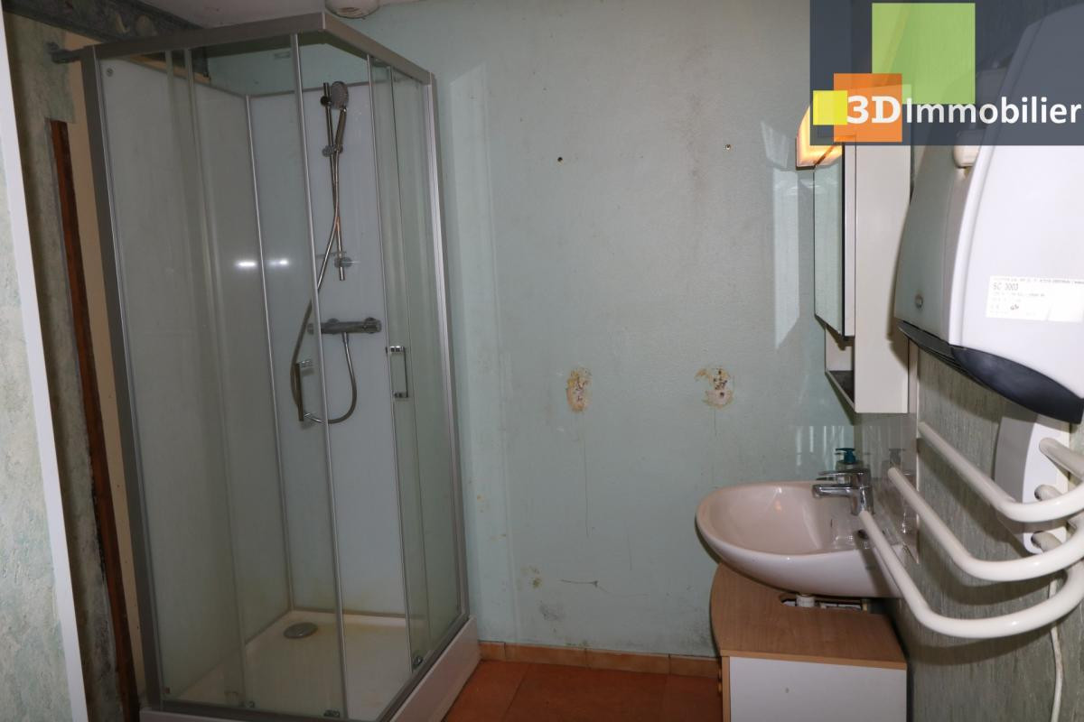 Vends petit immeuble en pierres, bon état avec 2 appartements de 56 et 58m² avec cave, petite cour au centre de Mont sous Vaudrey