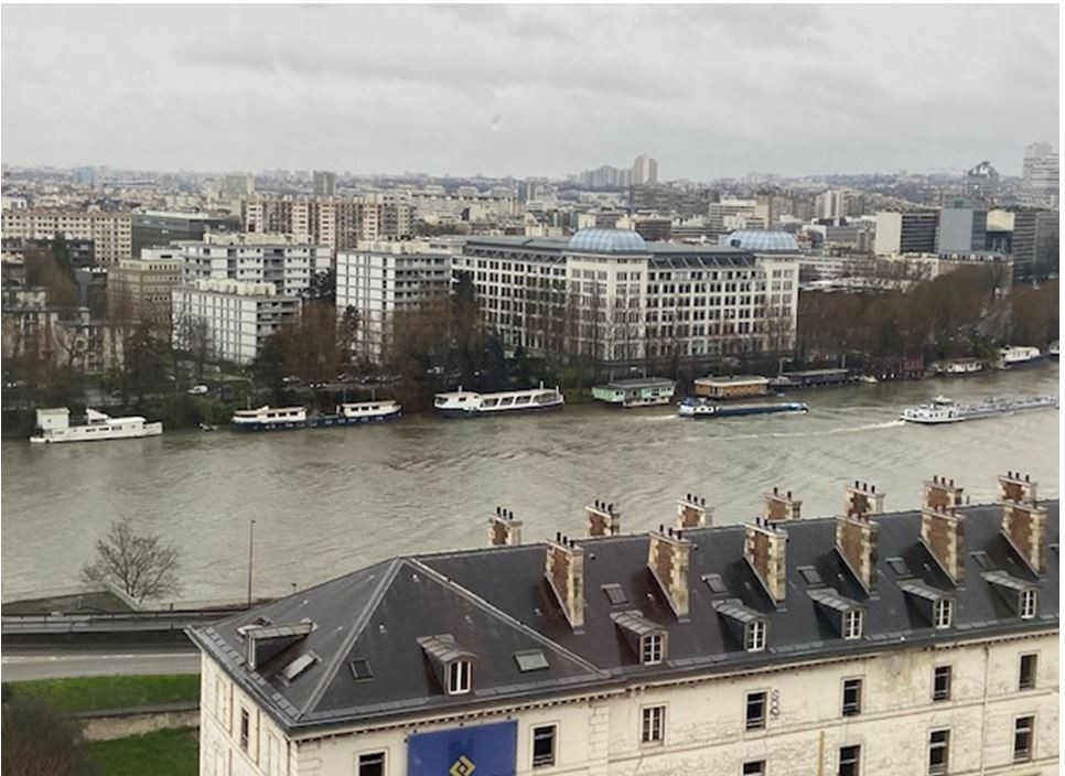 A louer bureaux  en étage élevé avec vue exceptionnelle sur Paris et St Cloud
