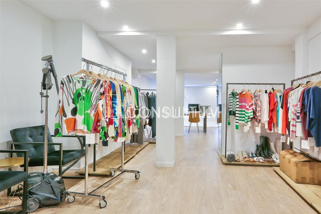 Boutique type show-room avec vitrine à vendre à toute proximité de Convention VACANT