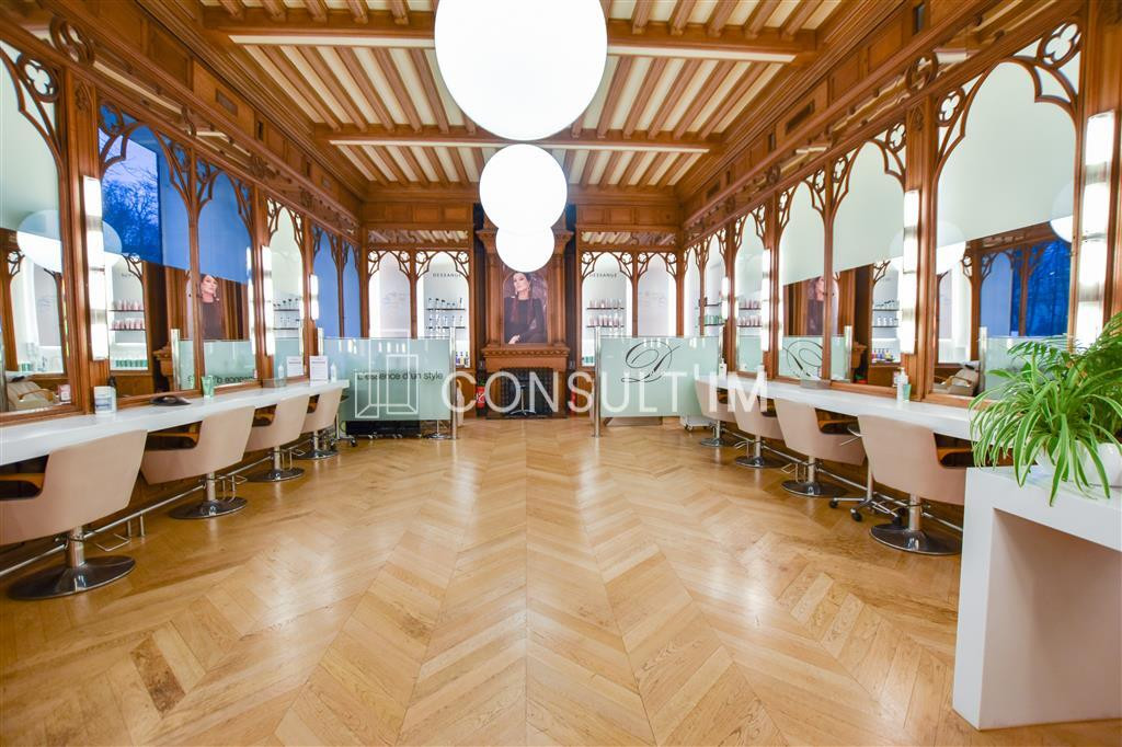 Superbes locaux à louer avec parquet, moulures, cheminées
