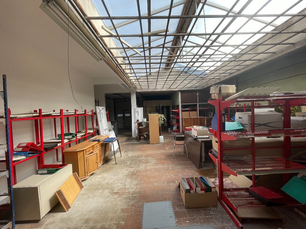 LOOS 10MN CHR  ensemble de bureaux+ grand hangard sur rue