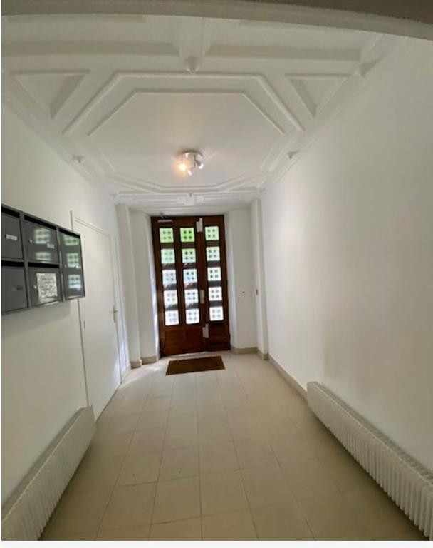 Au pied de la gare de Versailles Rive Droite, 112 m² à louer dans un  hôtel particulier