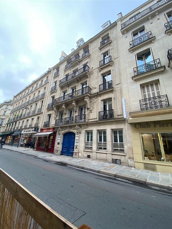 Bureaux en duplex sur cour avec belle hauteur sous plafond