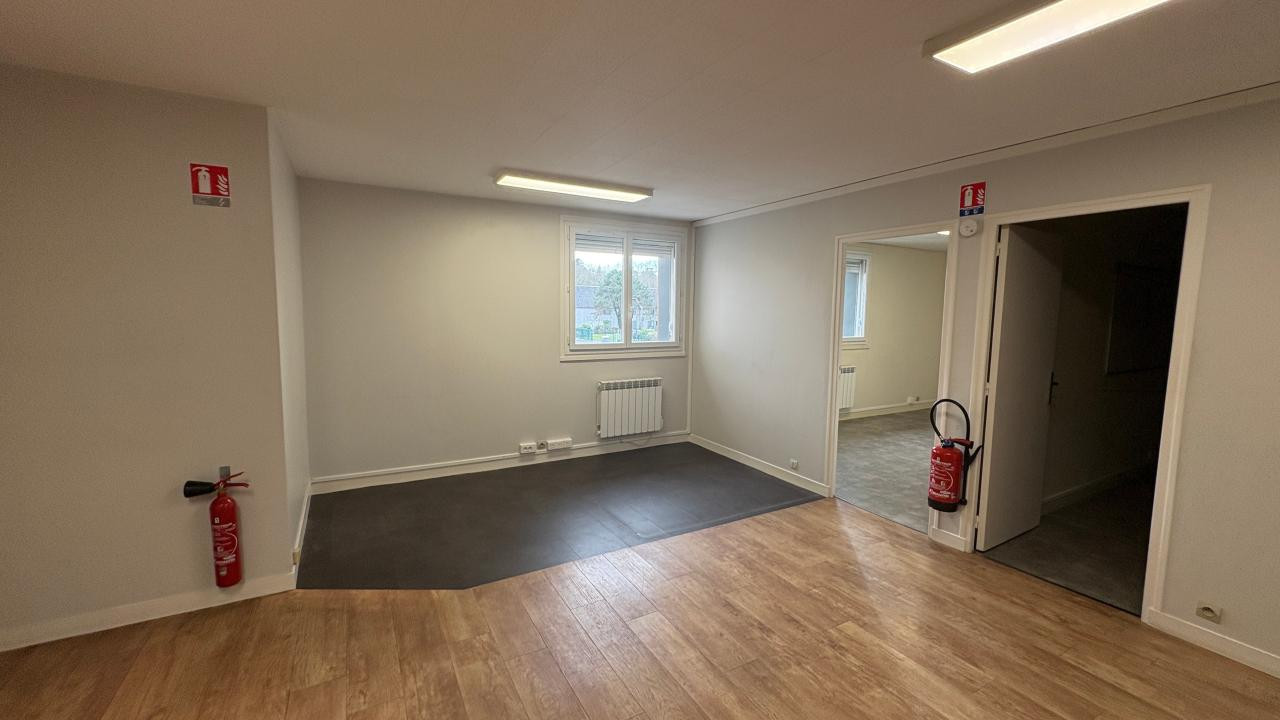 2x Bureaux 14 m² + salle polyvalente 27 m² + salle d'attente commune 30 m²