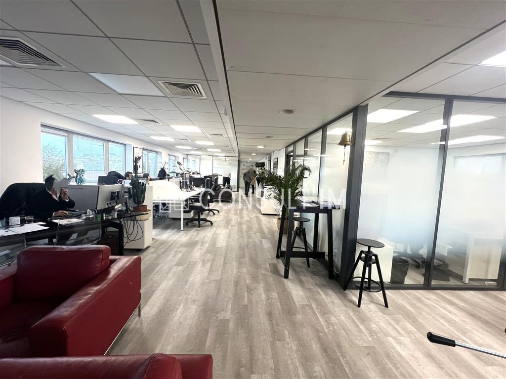 A proximité du métro Brochant à louer bureaux de 340 m² lumineux