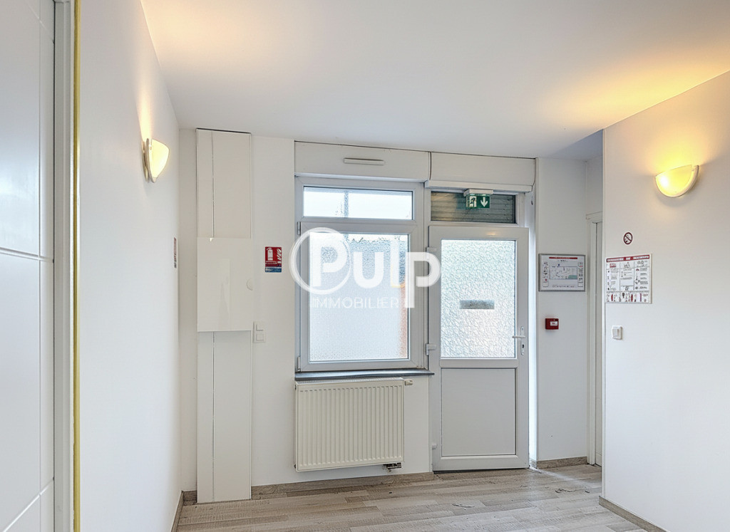Local commercial/professionnel à louer - 2 pièces avec 2 accès indépendants- Parking privatif - WC - Cuisine