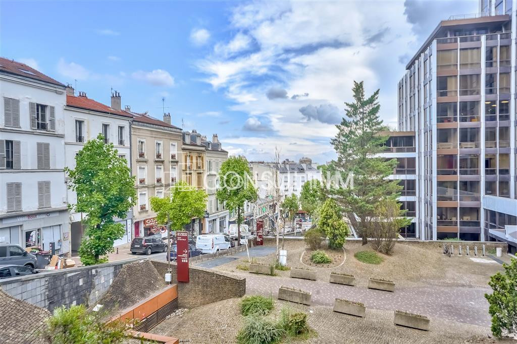 Au pied de l'A13 et à proximité du métro Pont de St Cloud