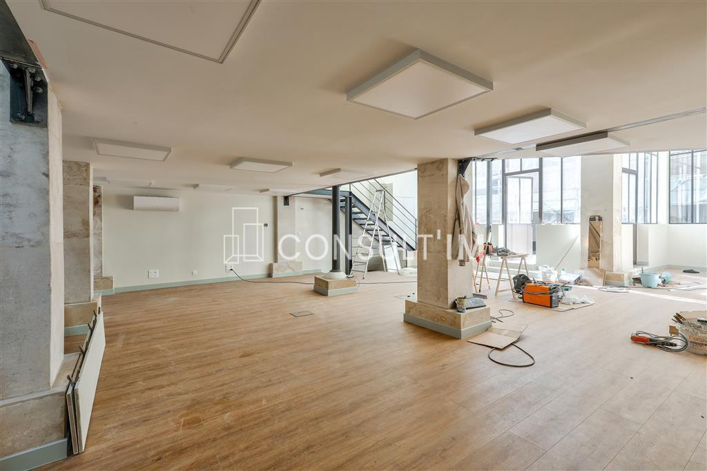 Bureaux rénovés style atelier / loft avec très belle hauteur sous-plafond