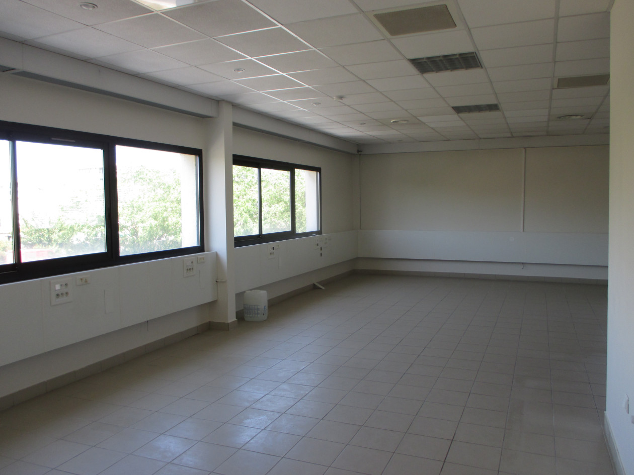 Local commercial, idéal cabinet médical ou laboratoire - 180m2 - Marignane