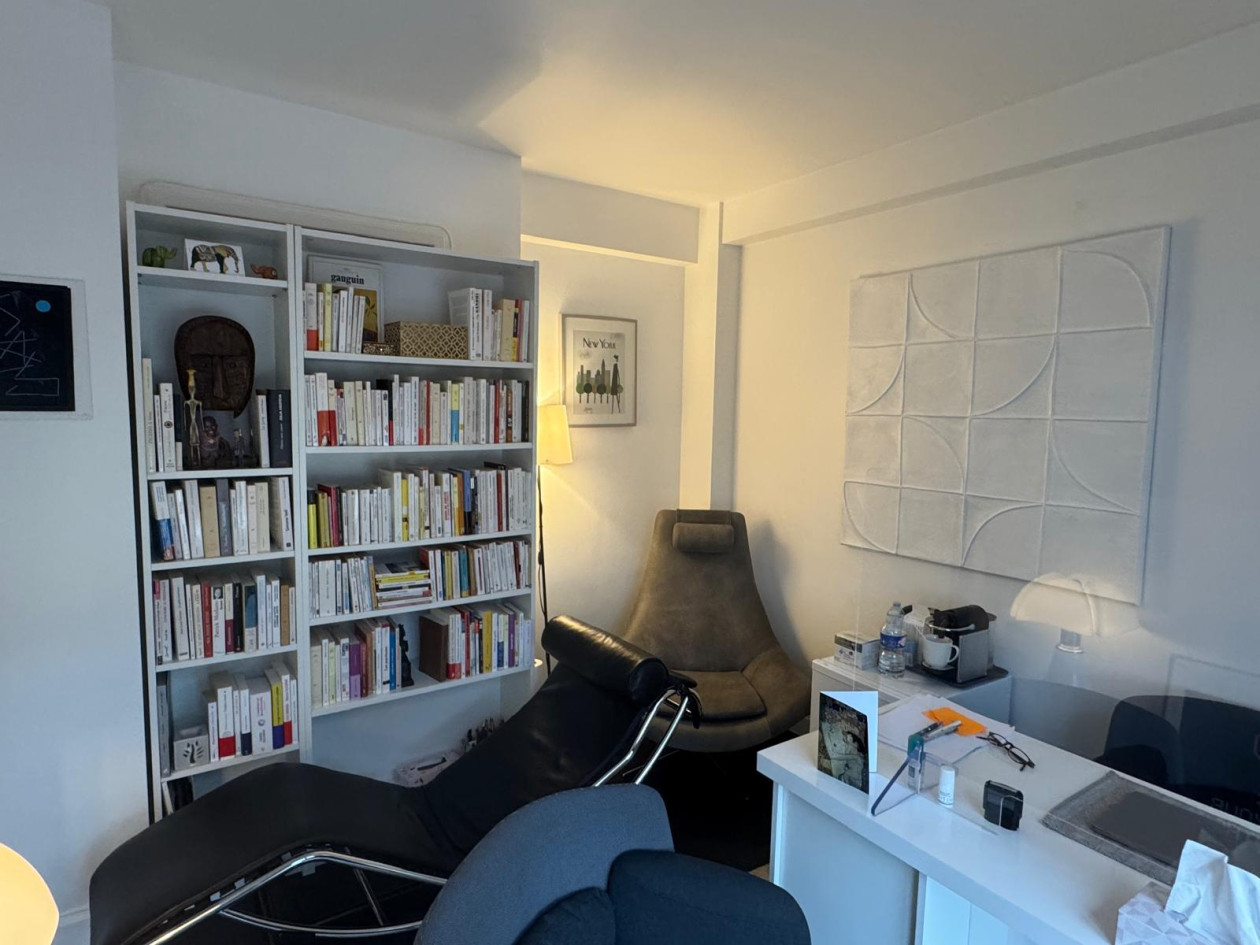 Loue bureau plein temps dans cabinet partagé - plein centre Versailless