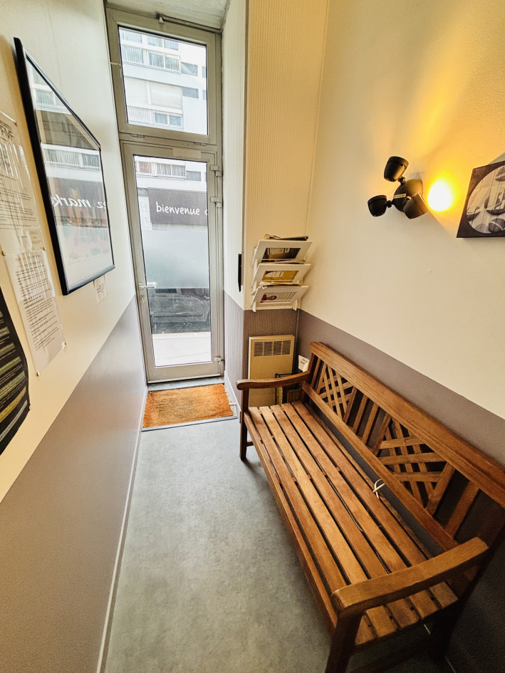 BOUTIQUE + CAVE (ancien cabinet paramédical avec 2 salles de soins)