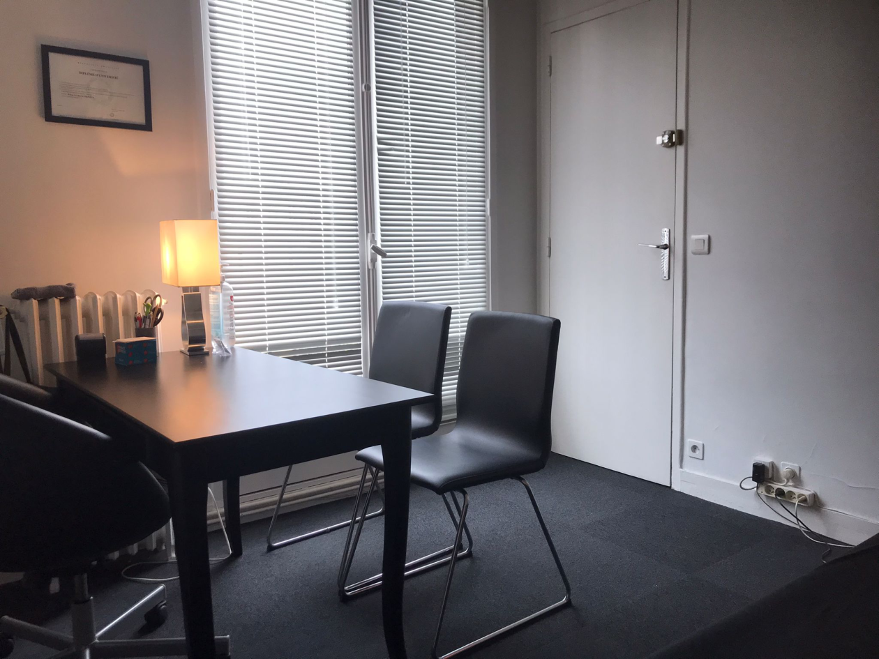 Loue bureau plein temps dans cabinet partagé - plein centre Versailless
