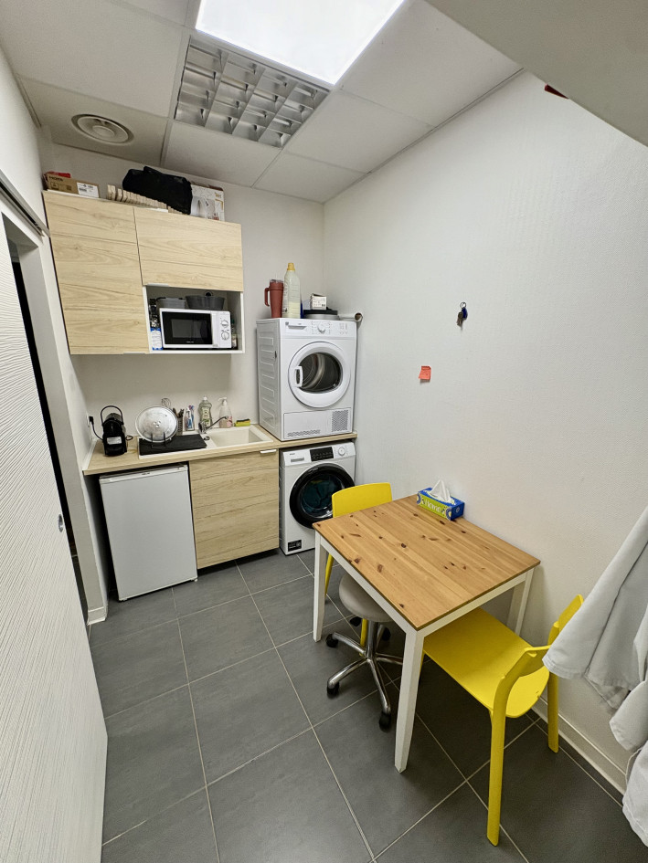 A vendre local d'environ 72m2 secteur Hôpitaux Facultés