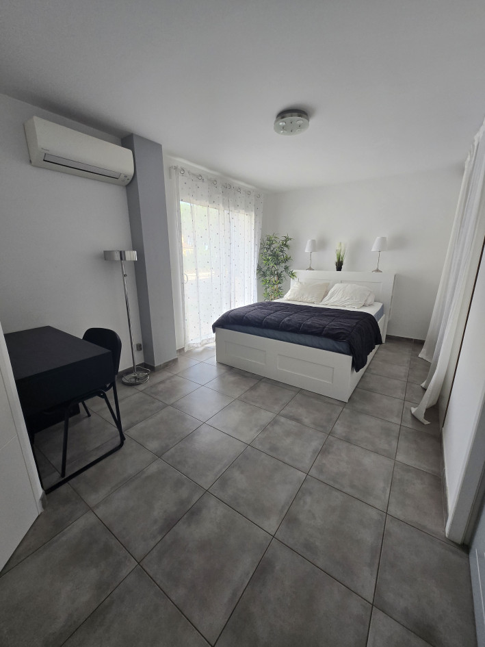 Maison Californienne de 103m² mitoyenne en duplex, avec une seconde entrée indépendante, terrasse, jardin et 4 places de parking privés, dans mini résidence en zone pavillonnaire, au calme à La Ciotat