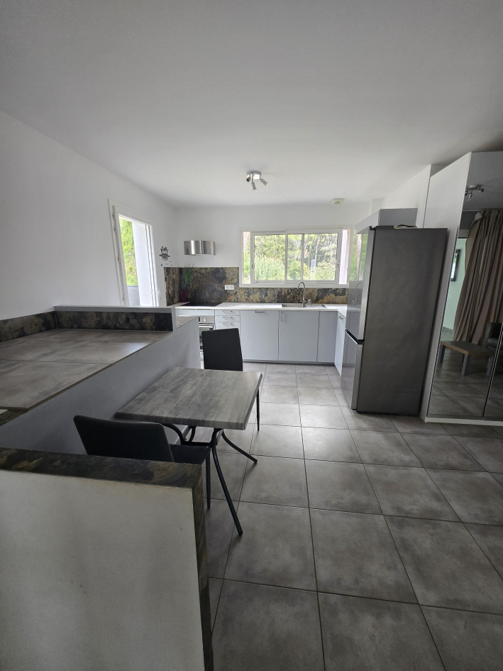 Maison Californienne de 103m² mitoyenne en duplex, avec une seconde entrée indépendante, terrasse, jardin et 4 places de parking privés, dans mini résidence en zone pavillonnaire, au calme à La Ciotat