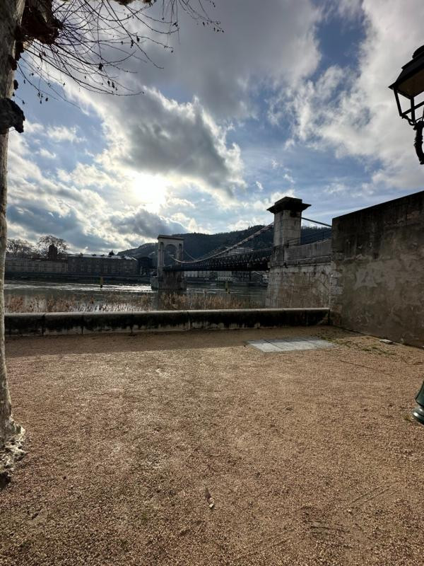 Locaux professionnels à louer sur le quai du Rhône à TAIN