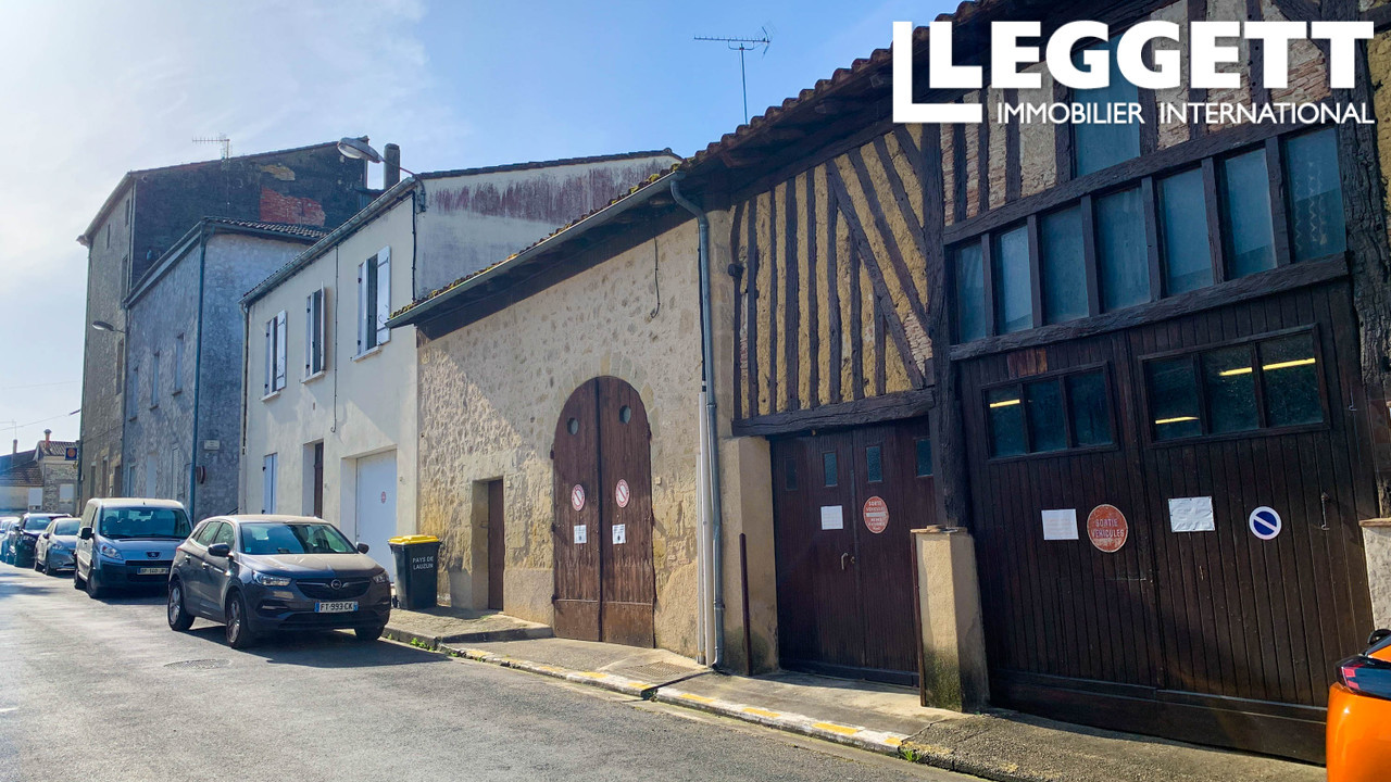 Ancien bâtiment actuellement utilisé come entrepot et  garage - pourrait être rénové