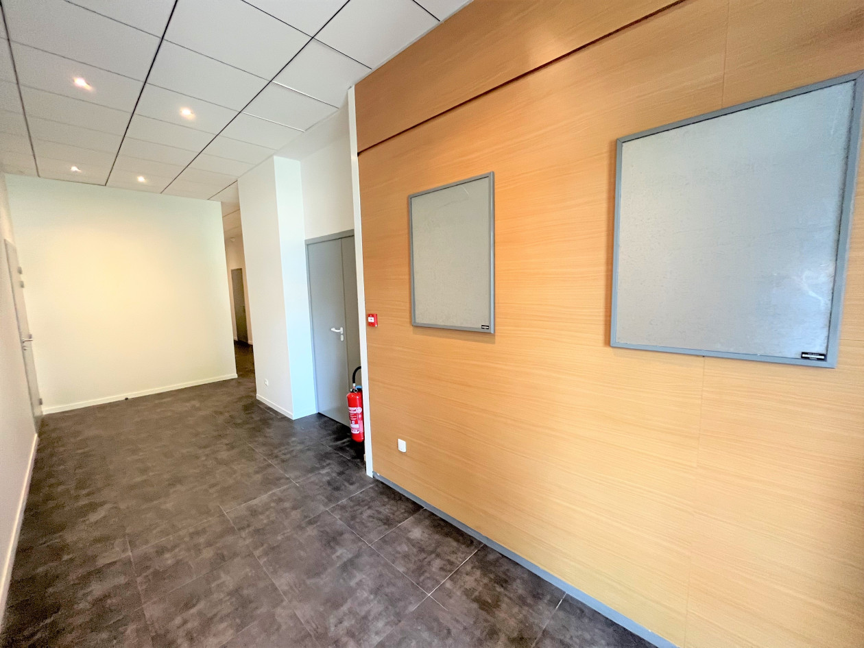 AGEN CENTRE - LOCATION LOCAL PROFESSIONNEL RÉNOVÉ CLIMATISÉ 111 M²