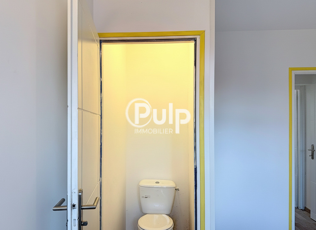 Local commercial/professionnel à louer - 2 pièces avec 2 accès indépendants- Parking privatif - WC - Cuisine