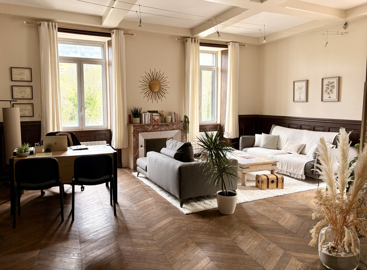 Local spacieux de charme sur Veyre-Monton