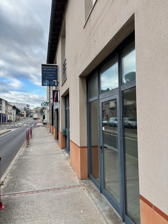Local divisé en deux, loué idéal investisseur