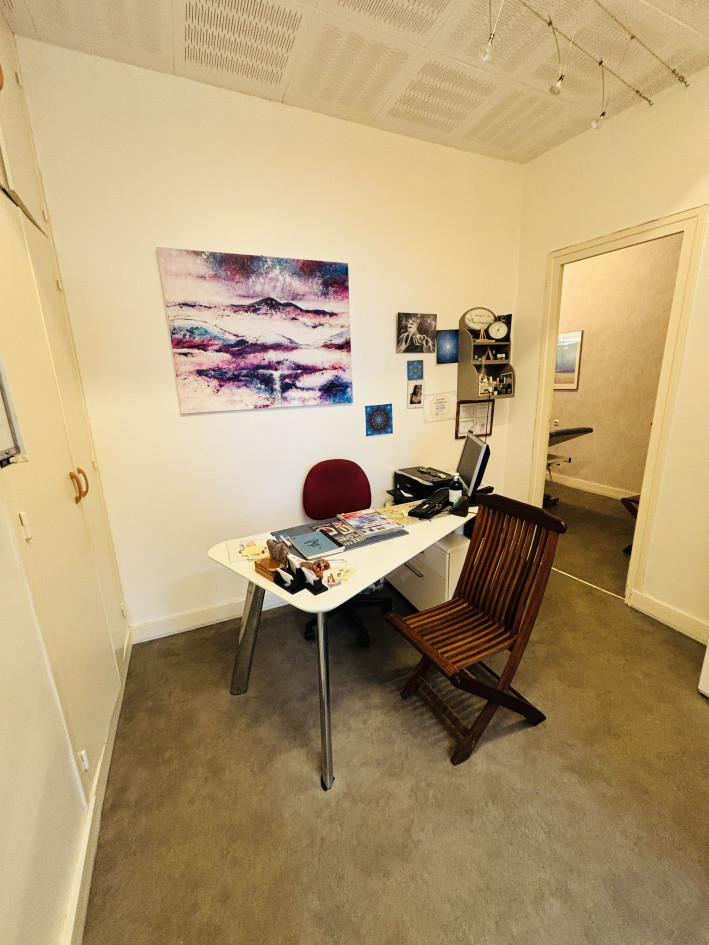 BOUTIQUE + CAVE (ancien cabinet paramédical avec 2 salles de soins)