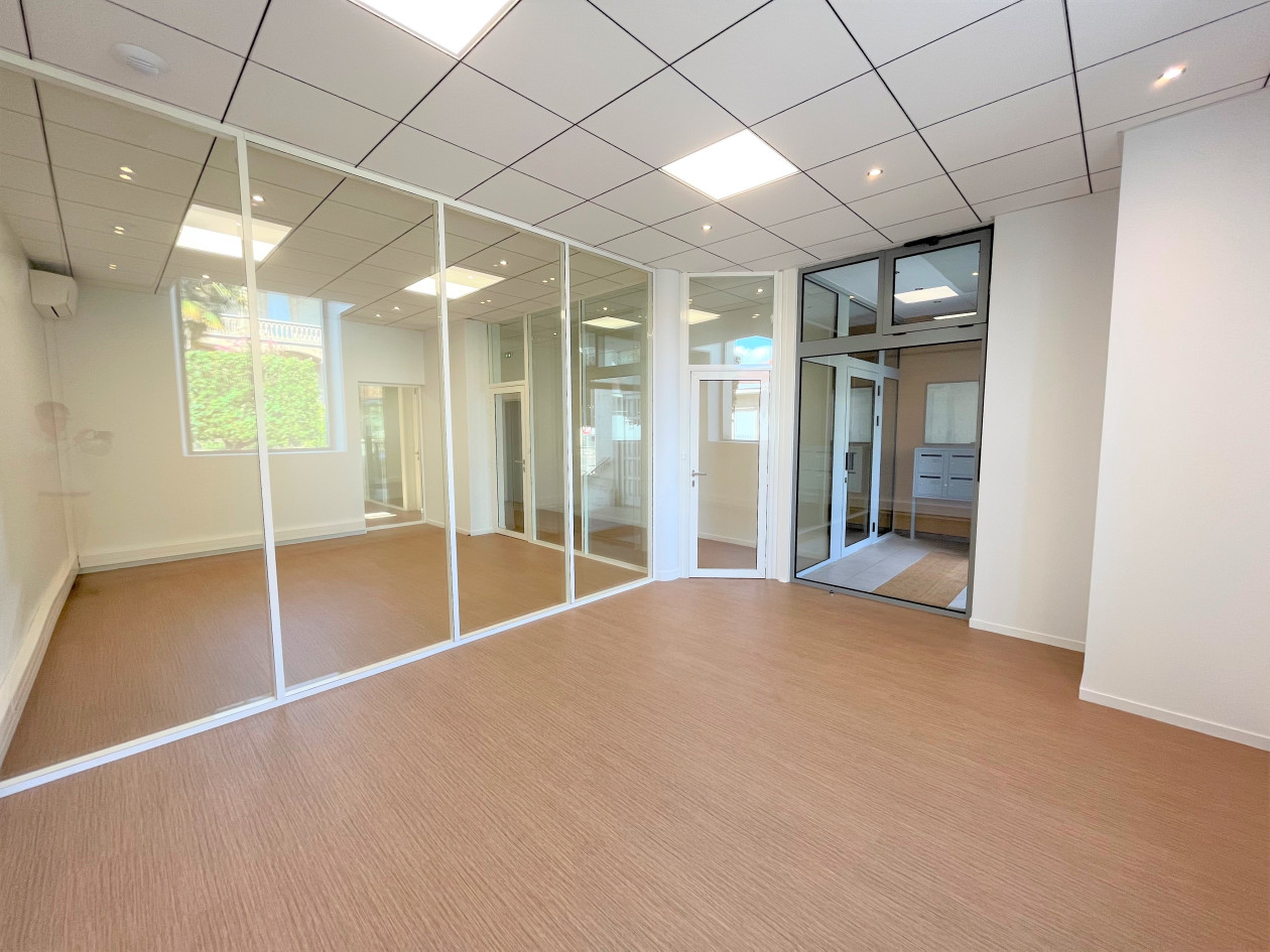 AGEN CENTRE - LOCATION LOCAL PROFESSIONNEL RÉNOVÉ CLIMATISÉ 111 M²