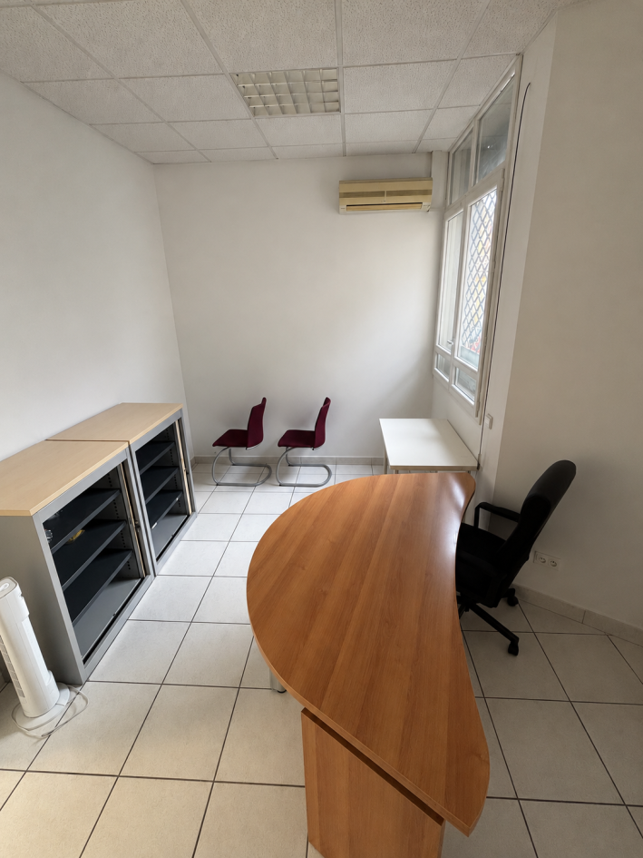 Local divisé en deux, loué idéal investisseur