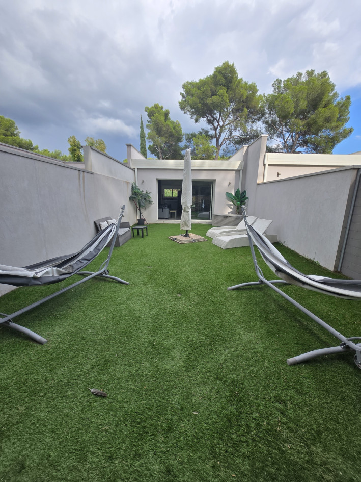Maison Californienne de 103m² mitoyenne en duplex, avec une seconde entrée indépendante, terrasse, jardin et 4 places de parking privés, dans mini résidence en zone pavillonnaire, au calme à La Ciotat