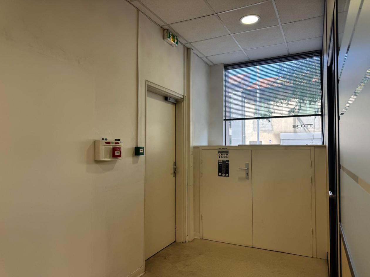 A vendre local professionnel 134m2 CANNES La BOCCA