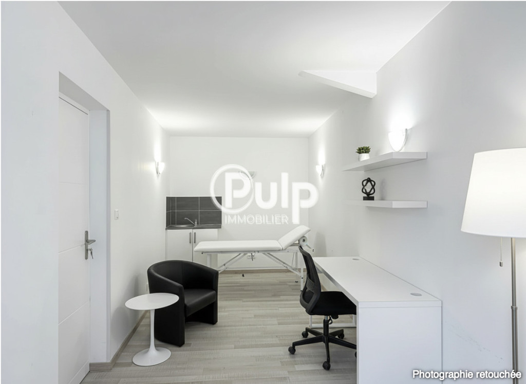 Local commercial/professionnel à louer - 2 pièces avec 2 accès indépendants- Parking privatif - WC - Cuisine