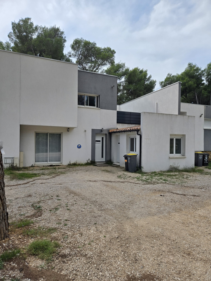 Maison Californienne de 103m² mitoyenne en duplex, avec une seconde entrée indépendante, terrasse, jardin et 4 places de parking privés, dans mini résidence en zone pavillonnaire, au calme à La Ciotat