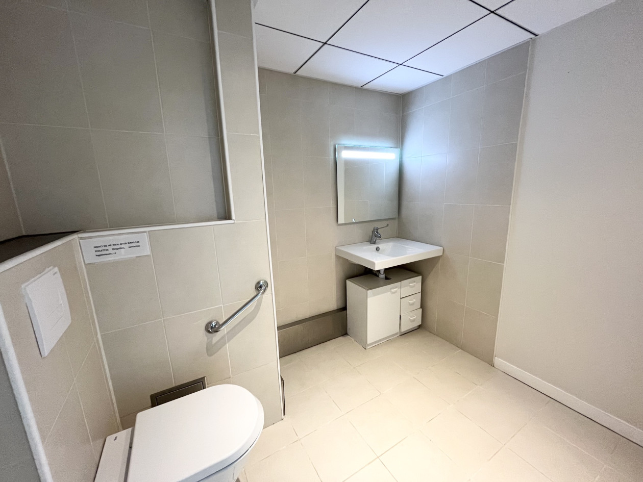 GRADIGNAN CENTRE DANS PÔLE DE SANTÉ LOCAL PROFESSIONNEL CLIMATISÉ 77 M²