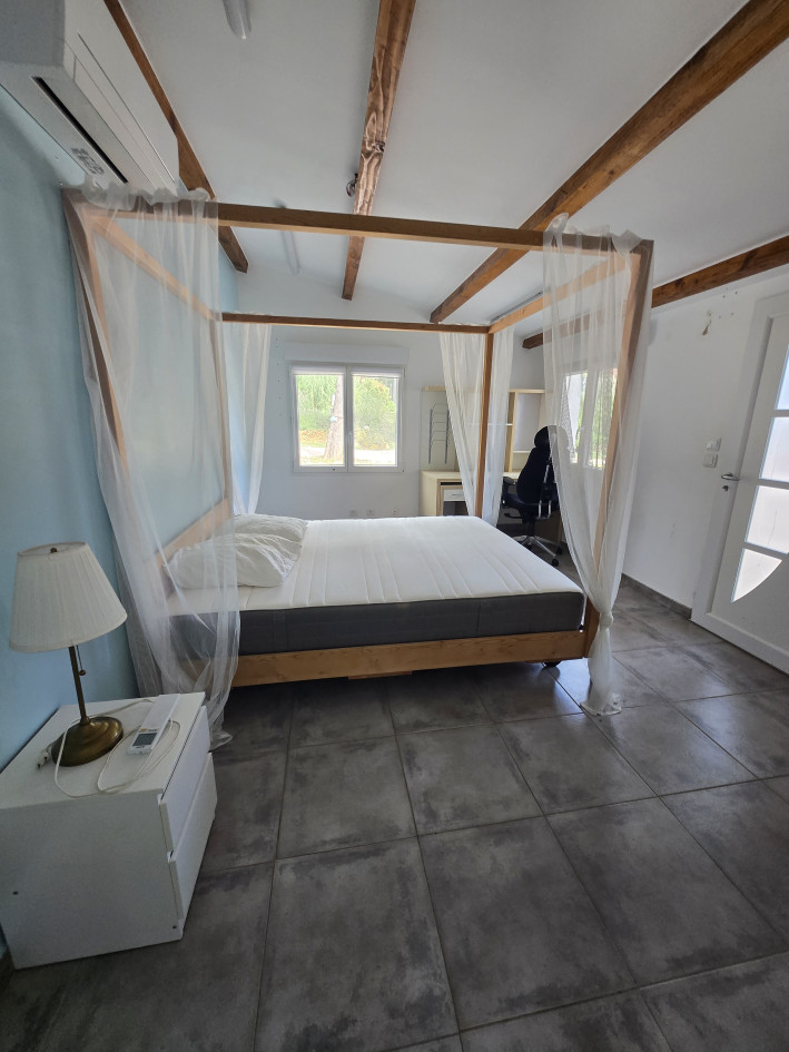 Maison Californienne de 103m² mitoyenne en duplex, avec une seconde entrée indépendante, terrasse, jardin et 4 places de parking privés, dans mini résidence en zone pavillonnaire, au calme à La Ciotat