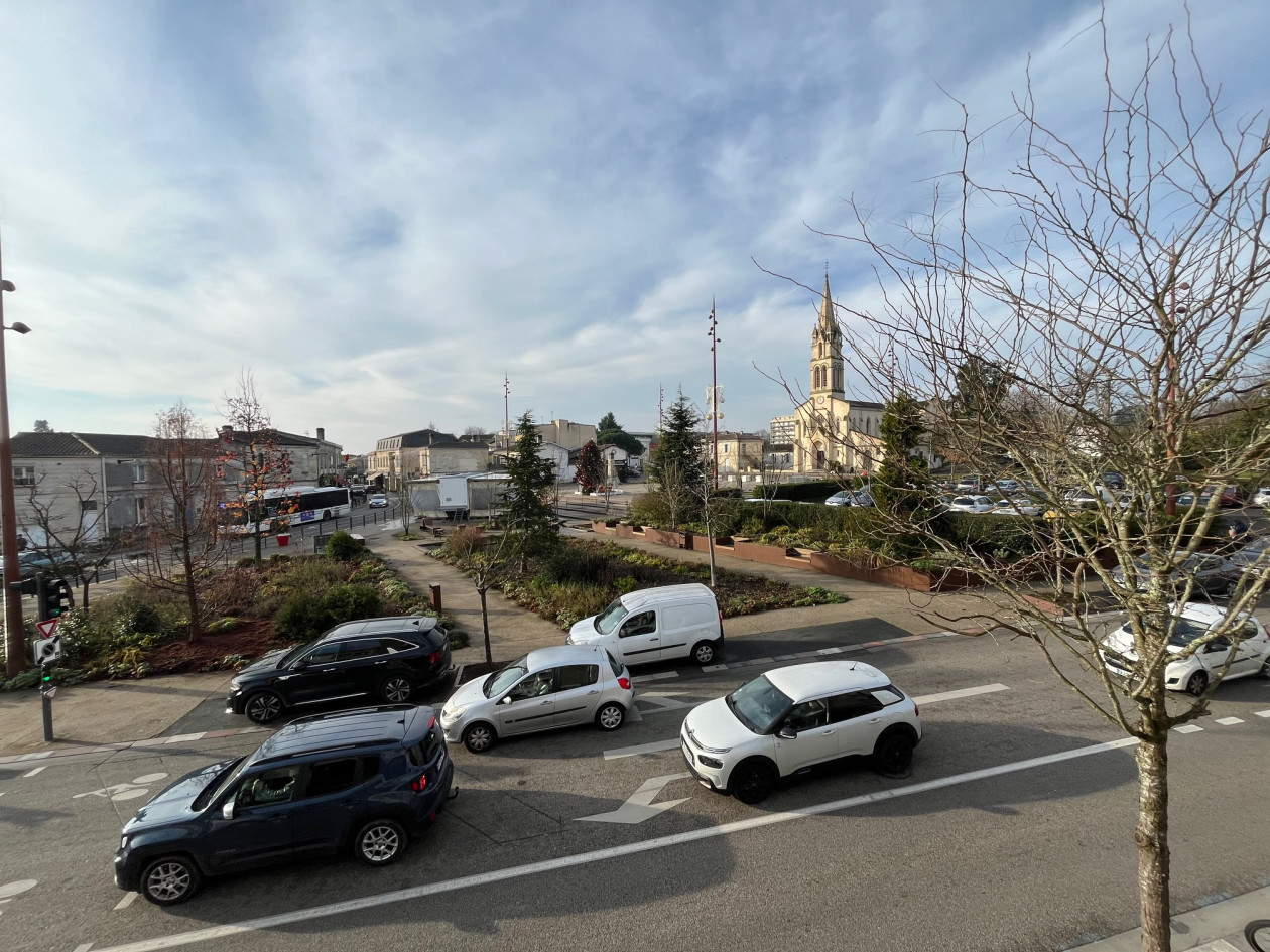 GRADIGNAN CENTRE DANS PÔLE DE SANTÉ LOCAL PROFESSIONNEL CLIMATISÉ 77 M²