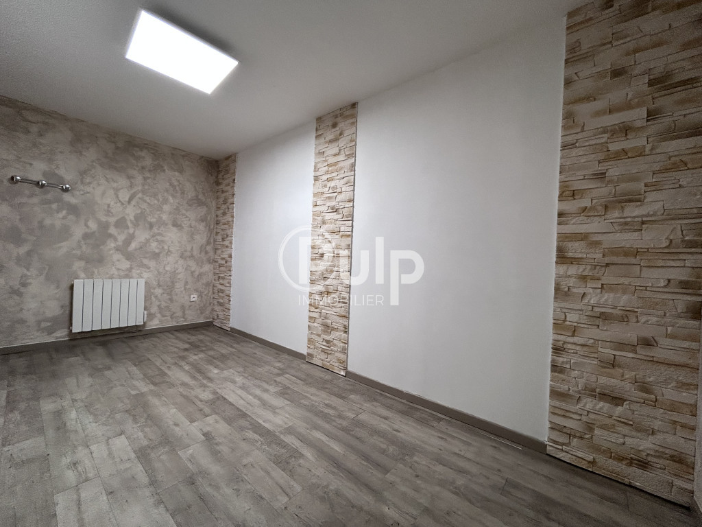 À LOUER - LOCAL COMMERCIAL / PROFESSIONNEL D'ENVIRON 85 m²