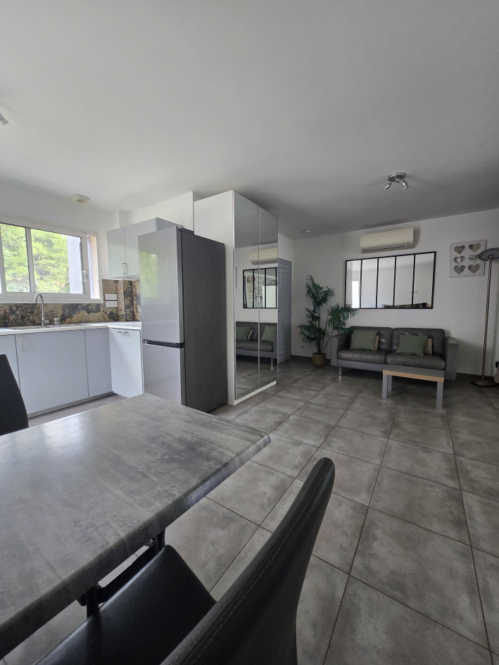 Maison Californienne de 103m² mitoyenne en duplex, avec une seconde entrée indépendante, terrasse, jardin et 4 places de parking privés, dans mini résidence en zone pavillonnaire, au calme à La Ciotat