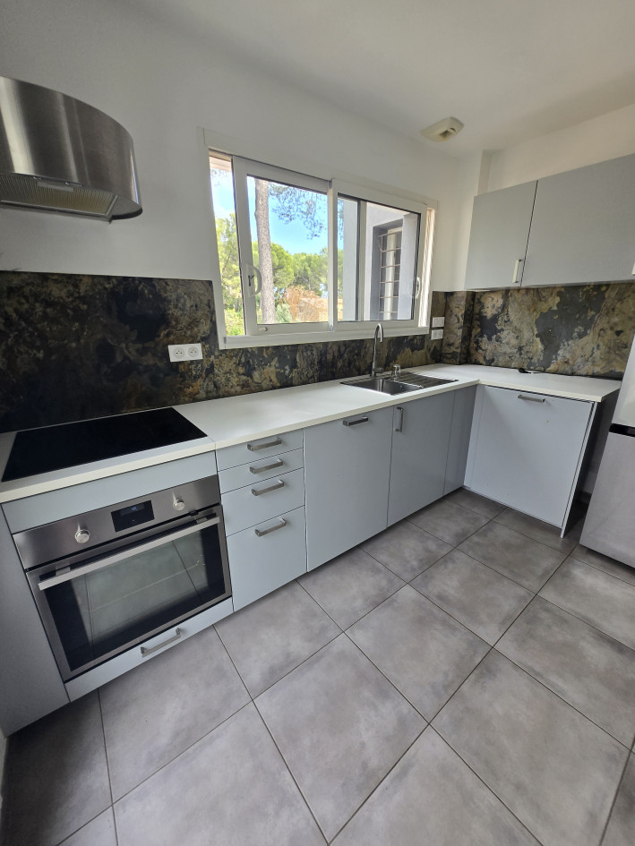Maison Californienne de 103m² mitoyenne en duplex, avec une seconde entrée indépendante, terrasse, jardin et 4 places de parking privés, dans mini résidence en zone pavillonnaire, au calme à La Ciotat