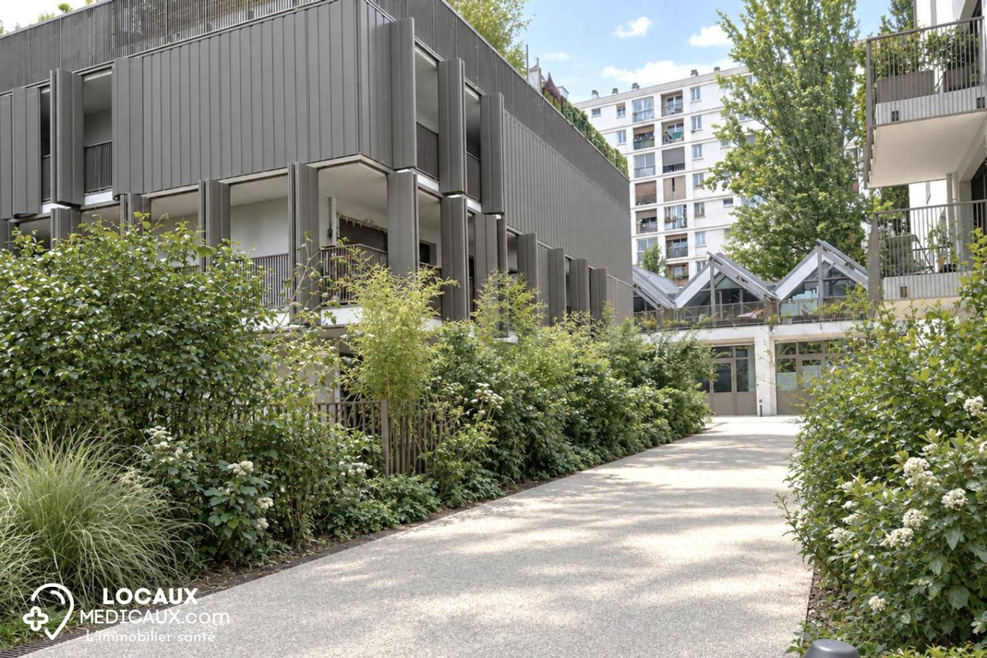 AUBERVILLIERS – CABINET DE KINÉSITHÉRAPIE DE 80 M² 4 SALLES DE CONSULTATION et GYMNASE– 2 TERRASSES AVEC JARDIN – PARKING – RÉSIDENCE DE 2023