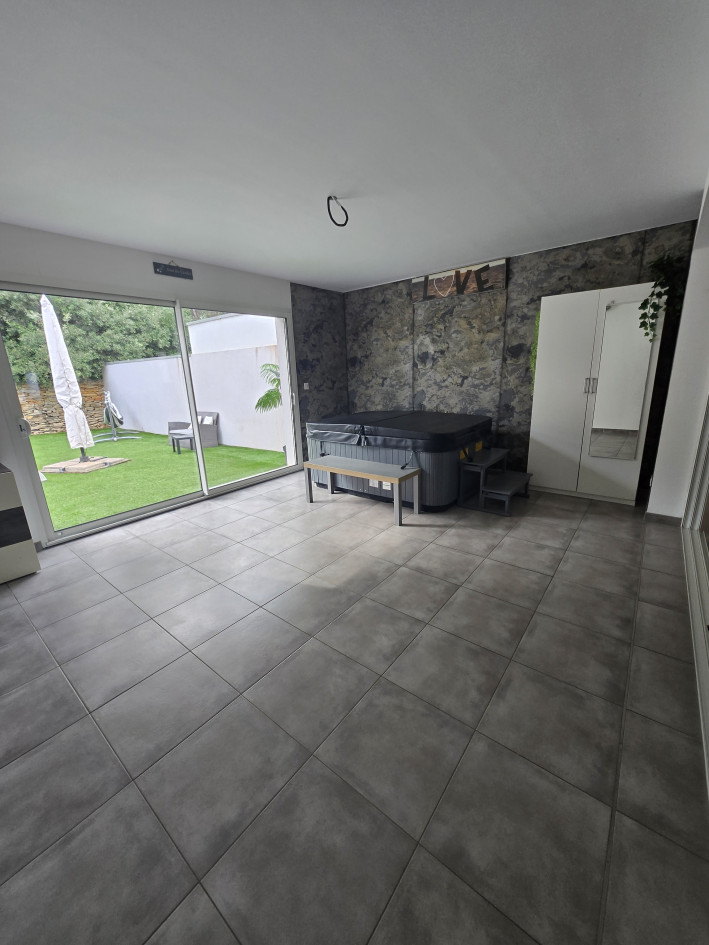 Maison Californienne de 103m² mitoyenne en duplex, avec une seconde entrée indépendante, terrasse, jardin et 4 places de parking privés, dans mini résidence en zone pavillonnaire, au calme à La Ciotat