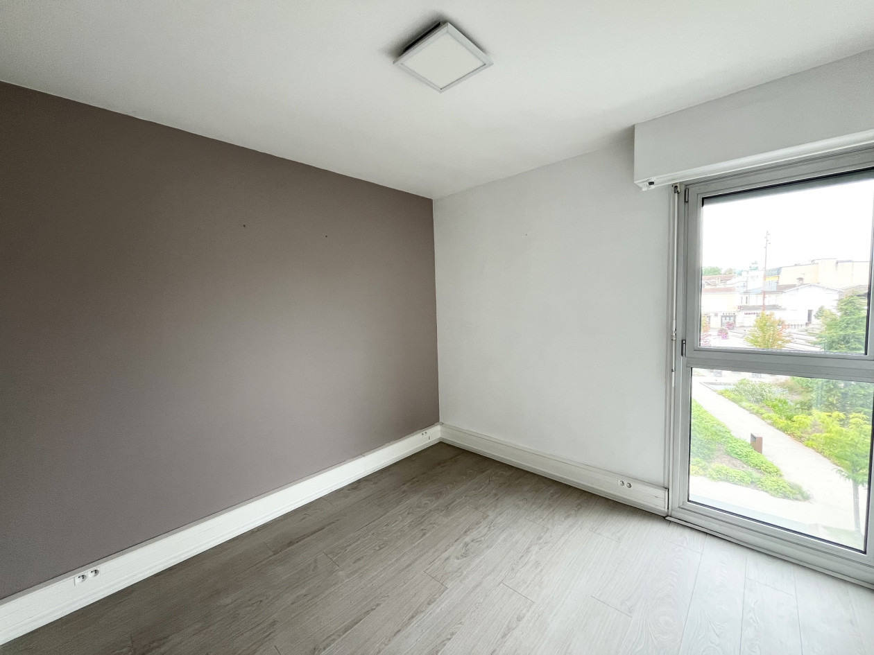 GRADIGNAN CENTRE DANS PÔLE DE SANTÉ LOCAL PROFESSIONNEL CLIMATISÉ 77 M²