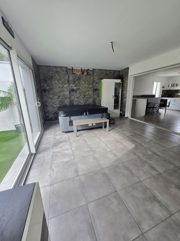 Maison Californienne de 103m² mitoyenne en duplex, avec une seconde entrée indépendante, terrasse, jardin et 4 places de parking privés, dans mini résidence en zone pavillonnaire, au calme à La Ciotat